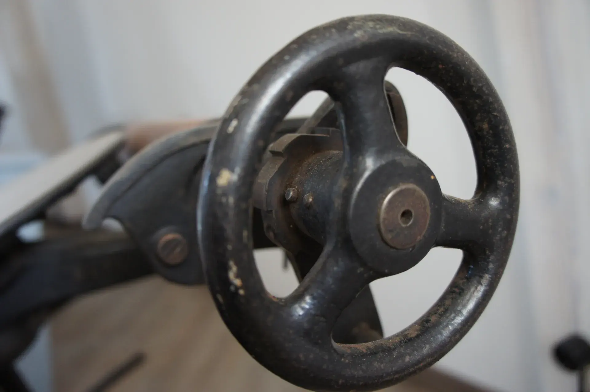 Handrad einer alten gusseisernen Druckpresse